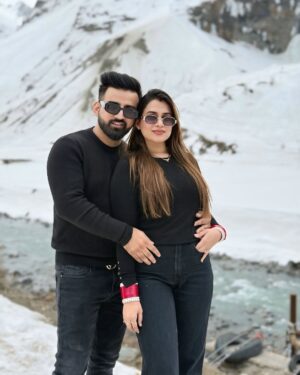 Swati Monga Instagram - You're The Perfect Example of "Bin Mangey Ye Jahan paa Liyaa" ❤️🧿 @iamrajatsharma
#manali #rajatswati #couplegoals #snow #snowfall #love #truelove #instagood #instadaily #explore #coupleposes #couplefashion #cutecouple #relationshipgoals
