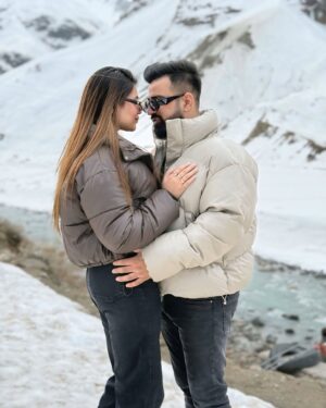 Swati Monga Instagram - You're The Perfect Example of "Bin Mangey Ye Jahan paa Liyaa" ❤️🧿 @iamrajatsharma
#manali #rajatswati #couplegoals #snow #snowfall #love #truelove #instagood #instadaily #explore #coupleposes #couplefashion #cutecouple #relationshipgoals