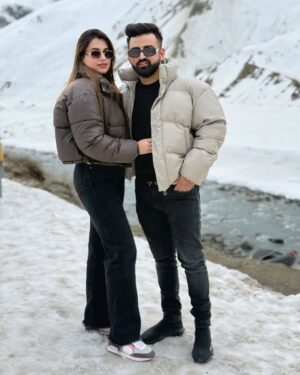 Swati Monga Instagram - You're The Perfect Example of "Bin Mangey Ye Jahan paa Liyaa" ❤️🧿 @iamrajatsharma
#manali #rajatswati #couplegoals #snow #snowfall #love #truelove #instagood #instadaily #explore #coupleposes #couplefashion #cutecouple #relationshipgoals