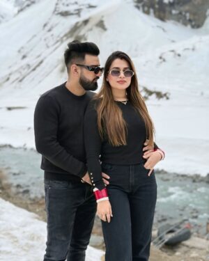 Swati Monga Instagram - You're The Perfect Example of "Bin Mangey Ye Jahan paa Liyaa" ❤️🧿 @iamrajatsharma
#manali #rajatswati #couplegoals #snow #snowfall #love #truelove #instagood #instadaily #explore #coupleposes #couplefashion #cutecouple #relationshipgoals