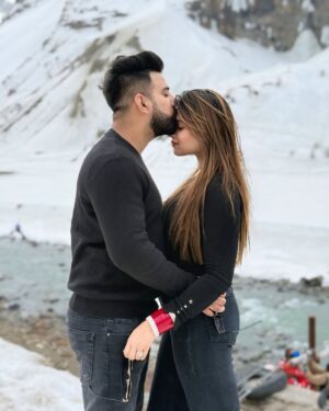 Swati Monga Instagram - You're The Perfect Example of "Bin Mangey Ye Jahan paa Liyaa" ❤️🧿 @iamrajatsharma
#manali #rajatswati #couplegoals #snow #snowfall #love #truelove #instagood #instadaily #explore #coupleposes #couplefashion #cutecouple #relationshipgoals