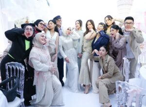 Syahrini Instagram - •
~ Indahnya Silaturahmi And Thank You For The Love ~
‘ Mohon Maaf Teman Teman Ternyata Hanya Bisa Di Tagg 20 Orang ‘
____________________ ~𝓢𝓨𝓡~ _____________________
#PrincesSyahrini
#IntimateLunchBirthday
#Jakarta_August3rd2025