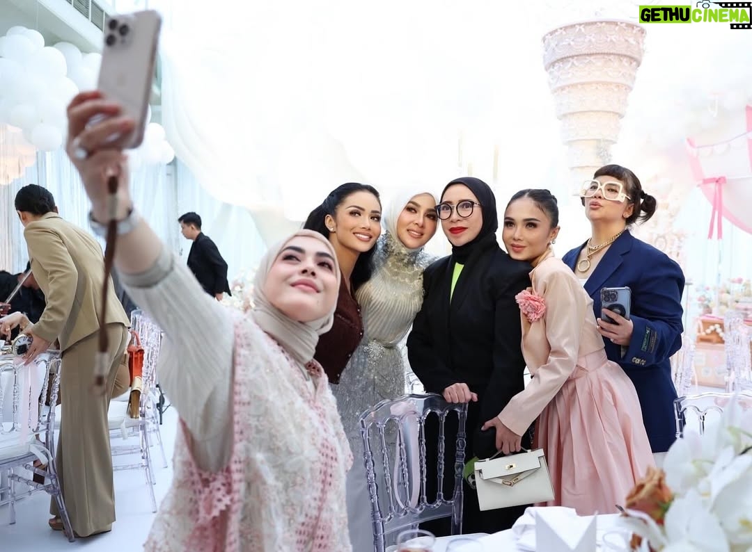 Syahrini - 3 Likes - •

~ Indahnya Silaturahmi And Thank You For The Love ~

‘ Mohon Maaf Teman Teman Ternyata Hanya Bisa Di Tagg 20 Orang ‘

____________________ ~𝓢𝓨𝓡~ _____________________

#PrincesSyahrini
#IntimateLunchBirthday
#Jakarta_August3rd2025