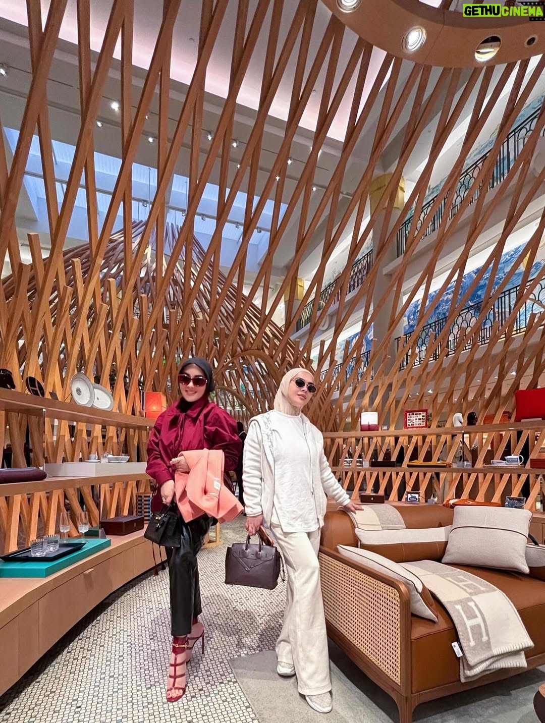 Syahrini - 3 Likes - •

~ A Lovely Weekend In Paris Monaco ~

_____________________ ~𝓢𝓨𝓡~ _____________________

#PrincesSyahrini
#Paris_Monaco_2025
#CollectingMemories