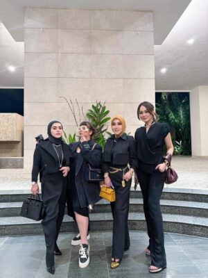 Syahrini Instagram - •
~ Besties Hour ~
_____________________ ~𝓢𝓨𝓡~ _____________________
#PrincesSyahrini
#Singapore_July2025
