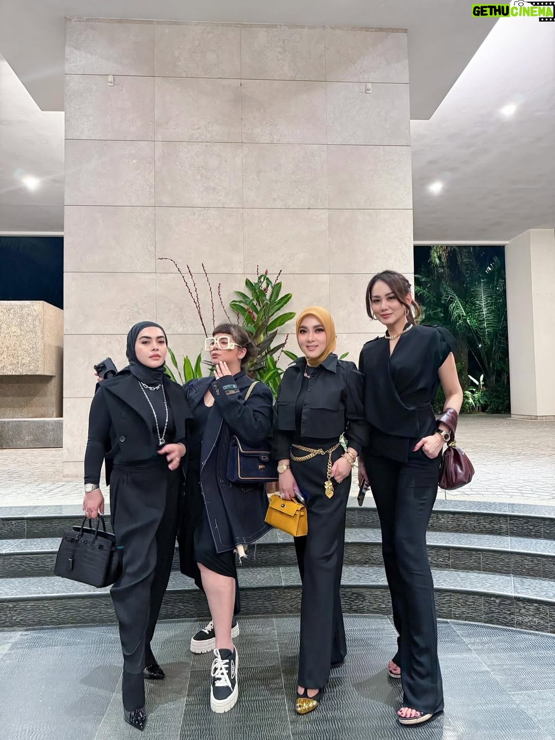 Syahrini - 3 Likes - •

~ Besties Hour ~

_____________________ ~𝓢𝓨𝓡~ _____________________

#PrincesSyahrini
#Singapore_July2025