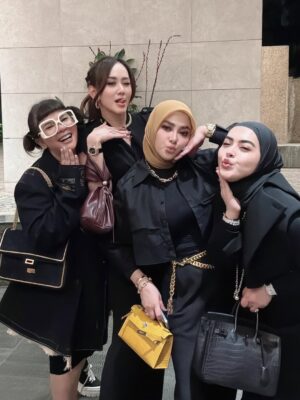Syahrini Instagram - •
~ Besties Hour ~
_____________________ ~𝓢𝓨𝓡~ _____________________
#PrincesSyahrini
#Singapore_July2025