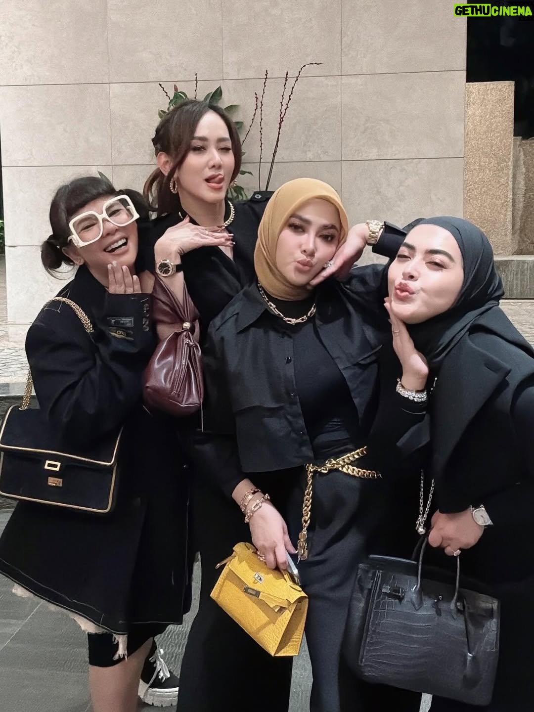 Syahrini - 3 Likes - •

~ Besties Hour ~

_____________________ ~𝓢𝓨𝓡~ _____________________

#PrincesSyahrini
#Singapore_July2025
