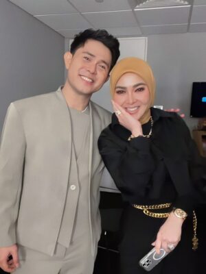 Syahrini Instagram - •
~ Besties Hour ~
_____________________ ~𝓢𝓨𝓡~ _____________________
#PrincesSyahrini
#Singapore_July2025
