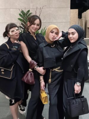 Syahrini Instagram - •
~ Besties Hour ~
_____________________ ~𝓢𝓨𝓡~ _____________________
#PrincesSyahrini
#Singapore_July2025