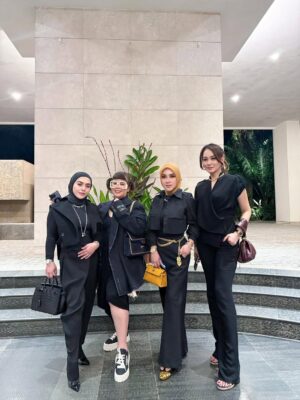 Syahrini Instagram - •
~ Besties Hour ~
_____________________ ~𝓢𝓨𝓡~ _____________________
#PrincesSyahrini
#Singapore_July2025