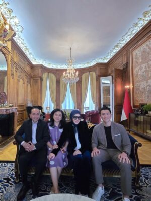 Syahrini Instagram - •
~ Sempat Bersilaturahmi Ke Kedutaan Besar Indonesia Di Perancis,
Di Sambut Hangat Dan Penuh Kasih oleh Ibu Dewi Oemar Dan Bapak Mohamad Oemar Yg Sangat Ramah Dan Juga Baik Hati,
Tentunya Sambil Berdiskusi Dan Bertukar Pikiran Suasanapun Semakin Hangat Dengan Di Suguhkannya Makanan Khas indonesia Yg Sangat Lezat,
Terimakasih Banyak Bapak Dan Ibu Dubes Sampai Berjumpa Kembali Di Lain Waktu,
Semoga Sehat Selalu Dalam Perlundungan ALLAH SWT Amin Allahumma Amin ~
____________________ ~𝓢𝓨𝓡~ ____________________
#PrincesSyahrini
#Paris_France2025