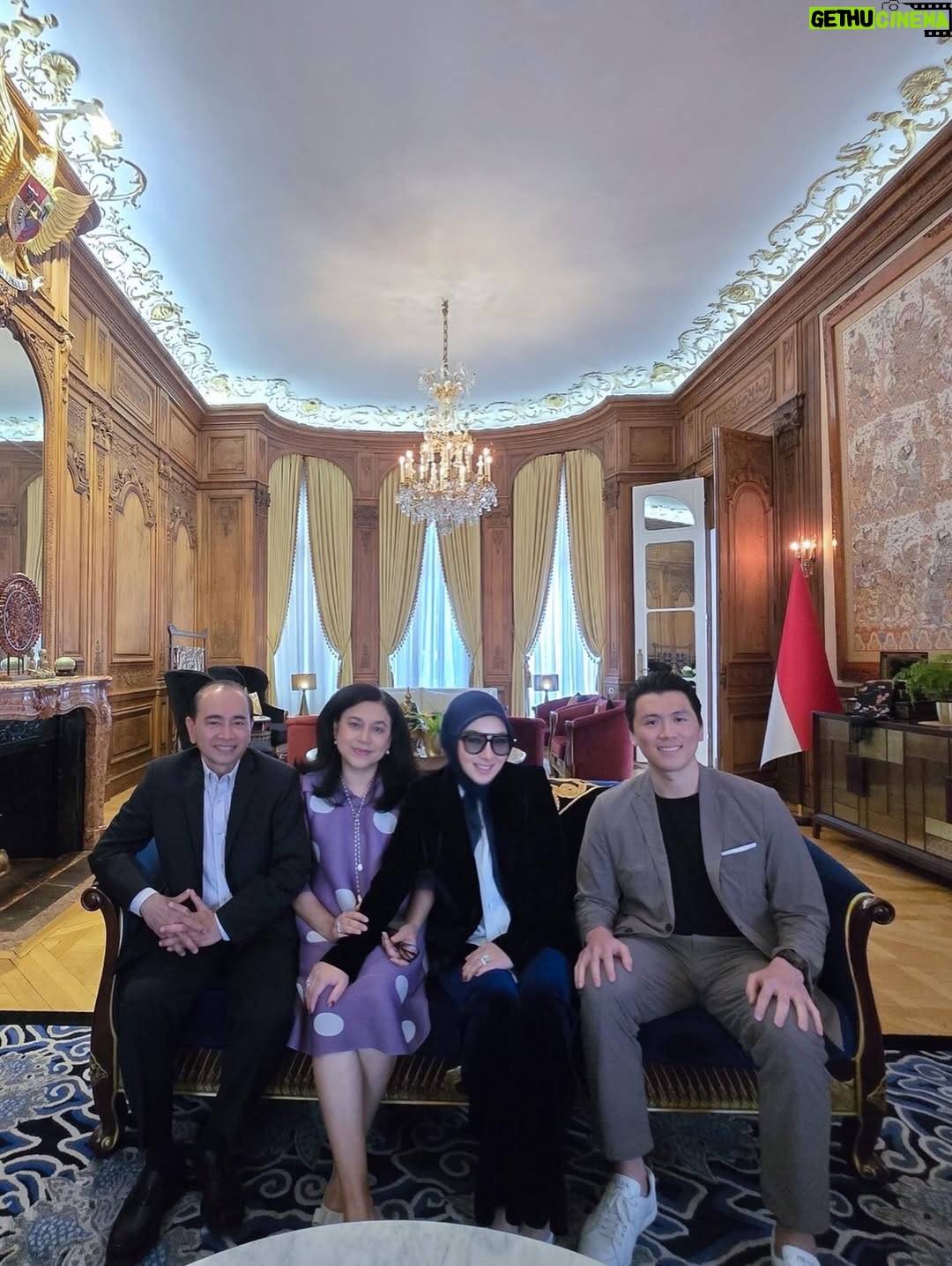 Syahrini - 3 Likes - •

~ Sempat Bersilaturahmi Ke Kedutaan Besar Indonesia Di Perancis,
Di Sambut Hangat Dan Penuh Kasih oleh Ibu Dewi Oemar Dan Bapak Mohamad Oemar Yg Sangat Ramah Dan Juga Baik Hati,
Tentunya Sambil Berdiskusi Dan Bertukar Pikiran Suasanapun Semakin Hangat Dengan Di Suguhkannya Makanan Khas indonesia Yg Sangat Lezat,
Terimakasih Banyak Bapak Dan Ibu Dubes Sampai Berjumpa Kembali Di Lain Waktu,
Semoga Sehat Selalu Dalam Perlundungan ALLAH SWT Amin Allahumma Amin ~

____________________ ~𝓢𝓨𝓡~ ____________________

#PrincesSyahrini
#Paris_France2025