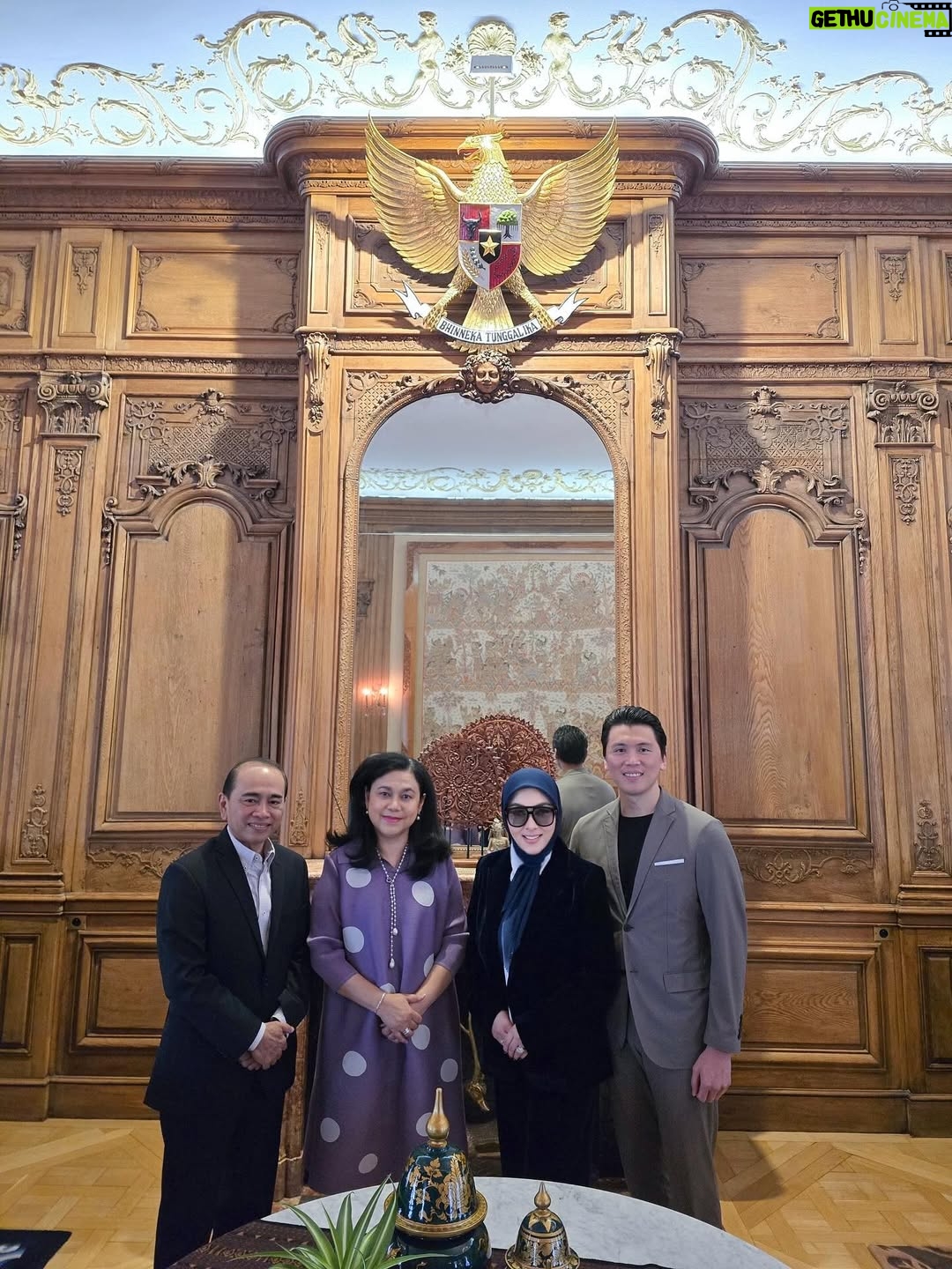 Syahrini - 3 Likes - •

~ Sempat Bersilaturahmi Ke Kedutaan Besar Indonesia Di Perancis,
Di Sambut Hangat Dan Penuh Kasih oleh Ibu Dewi Oemar Dan Bapak Mohamad Oemar Yg Sangat Ramah Dan Juga Baik Hati,
Tentunya Sambil Berdiskusi Dan Bertukar Pikiran Suasanapun Semakin Hangat Dengan Di Suguhkannya Makanan Khas indonesia Yg Sangat Lezat,
Terimakasih Banyak Bapak Dan Ibu Dubes Sampai Berjumpa Kembali Di Lain Waktu,
Semoga Sehat Selalu Dalam Perlundungan ALLAH SWT Amin Allahumma Amin ~

____________________ ~𝓢𝓨𝓡~ ____________________

#PrincesSyahrini
#Paris_France2025