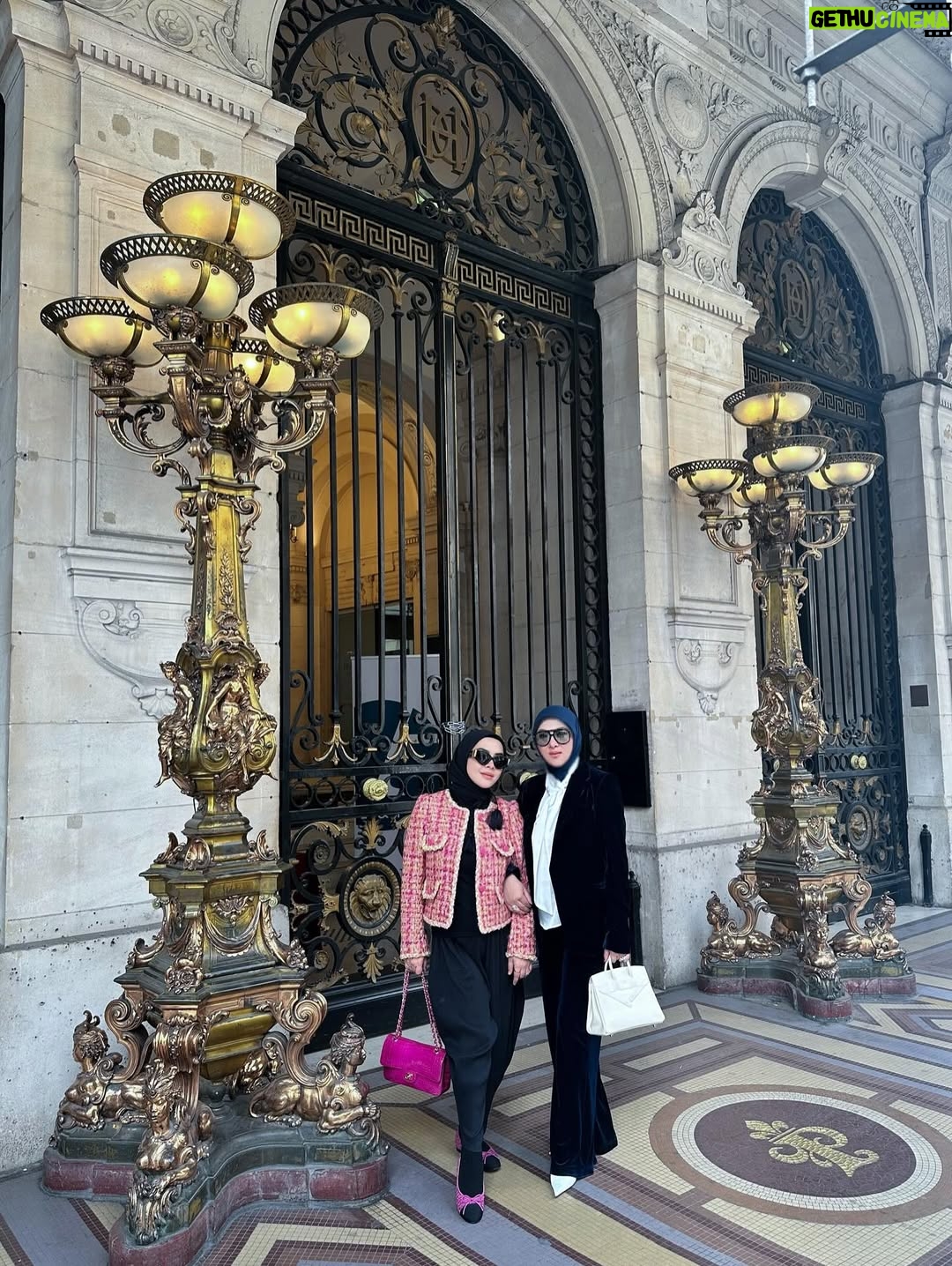 Syahrini - 3 Likes - •

~ Sempat Bersilaturahmi Ke Kedutaan Besar Indonesia Di Perancis,
Di Sambut Hangat Dan Penuh Kasih oleh Ibu Dewi Oemar Dan Bapak Mohamad Oemar Yg Sangat Ramah Dan Juga Baik Hati,
Tentunya Sambil Berdiskusi Dan Bertukar Pikiran Suasanapun Semakin Hangat Dengan Di Suguhkannya Makanan Khas indonesia Yg Sangat Lezat,
Terimakasih Banyak Bapak Dan Ibu Dubes Sampai Berjumpa Kembali Di Lain Waktu,
Semoga Sehat Selalu Dalam Perlundungan ALLAH SWT Amin Allahumma Amin ~

____________________ ~𝓢𝓨𝓡~ ____________________

#PrincesSyahrini
#Paris_France2025