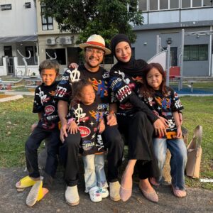 Syatilla Melvin Instagram - Baju xsempat basuh apa terus pakai🤣budak2 sibuk ajak jalan2 harini, so kita boria la semua eh😍 bekenan sungguh2 dgn design n material tshirt u all @pridesdepartment ,semat dan xpanas itu yg penting! Selagi tak keti bas keti bus, maknanya lulus! 😍