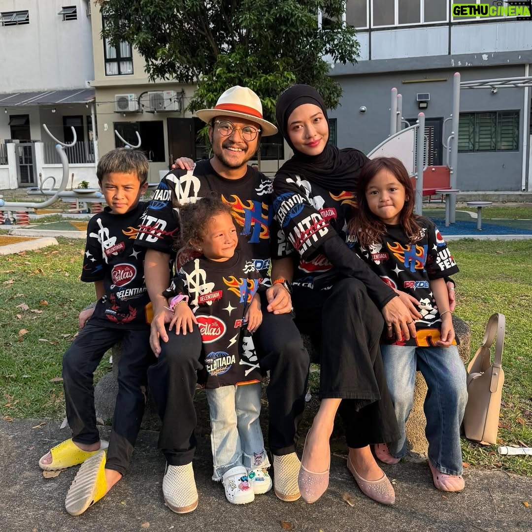 Syatilla Melvin - 35.2K Likes - Baju xsempat basuh apa terus pakai🤣budak2 sibuk ajak jalan2 harini, so kita boria la semua eh😍 bekenan sungguh2 dgn design n material tshirt u all @pridesdepartment ,semat dan xpanas itu yg penting! Selagi tak keti bas keti bus, maknanya lulus! 😍