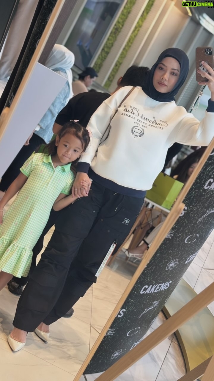 Syatilla Melvin - 19.6K Likes - Aku memang puji teruk collection kau kalini hanis!! Jarang lah aku nk borong, tp kalini aku kalah😭 goodjobb dooooo @cakenis 🤍
:
@haniszalikha @hairulazreen aku doakan korang terus maju dengan laju! Kaya dunia akhirat, amin ya allah🤍