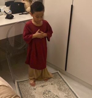 Syatilla Melvin Instagram - Sekadar berkongsi.. anak bubu bapak dah boleh jadi imam😭 ya allah sebak xhabis lagi bila teringat dia mintak nk jadi imam bubu bulan lepas.. 
:
merambu ayaq mata kita dalam semayang bila dengaq anak kita baca bacaan dlm solat😭 tak sangka sungguh dia betul2 boleh lead bubu solat maghrib dekat surau foodcourt! Bubu takkan lupa surau tu sampai mati.
:
Tiada paksaan, dia sendiri mau🥹 sekarang aku paham erti bangga yg sungguh bangga. Doakan syeriv jadi anak soleh dunia akhirat, dpt jaga bimbing adik2 buat kebaikan🤍 @syeriv_samheizy 
.
Gambar atas tu dia pakai baju n kain dalam @robiahrahman magrib tadi🤣sebb mak syeriv lupa bawak baju salin lepas dia mandi