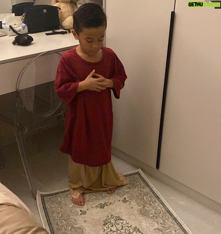 Syatilla Melvin - 39.2K Likes - Sekadar berkongsi.. anak bubu bapak dah boleh jadi imam😭 ya allah sebak xhabis lagi bila teringat dia mintak nk jadi imam bubu bulan lepas.. 
:
merambu ayaq mata kita dalam semayang bila dengaq anak kita baca bacaan dlm solat😭 tak sangka sungguh dia betul2 boleh lead bubu solat maghrib dekat surau foodcourt! Bubu takkan lupa surau tu sampai mati.
:
Tiada paksaan, dia sendiri mau🥹 sekarang aku paham erti bangga yg sungguh bangga. Doakan syeriv jadi anak soleh dunia akhirat, dpt jaga bimbing adik2 buat kebaikan🤍 @syeriv_samheizy 
.
Gambar atas tu dia pakai baju n kain dalam @robiahrahman magrib tadi🤣sebb mak syeriv lupa bawak baju salin lepas dia mandi
