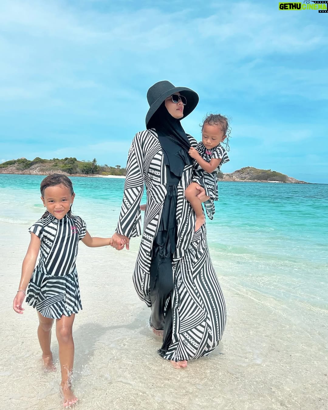 Syatilla Melvin - 46.6K Likes - Hanis, 50% sebab aku sampai redang ni kerana kau tau @haniszalikha 🤣 sebb nak pakai baju @cakenis xsabaq2 dah🤣 aku puji sebab muslimah friendly👏🏻👏🏻👏🏻