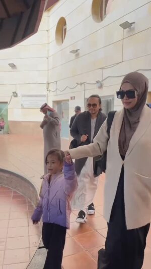 Syatilla Melvin Instagram - Klalau dah bawak budak2 ni, percaturan hidup makbapak kompom huruhara😂btw, preparation utk musim sejuk kt sana mmg kena extra tau kalau u all plan nk buat umrah!
:
Insyaallah, sapa yg tgok video ni, samtilla doakan 1hari nnti hampa dan anak2 semua dapat peluang dijemput allah menunaikan ibadah umrah😍
:
Thank u @universaltraveller_my for this journey🤍 #UniversalTraveller #UTmoments
