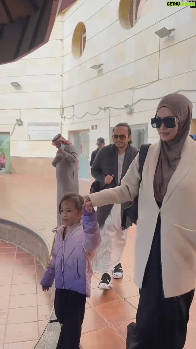 Syatilla Melvin - 17.2K Likes - Klalau dah bawak budak2 ni, percaturan hidup makbapak kompom huruhara😂btw,  preparation utk musim sejuk kt sana mmg kena extra tau kalau u all plan nk buat umrah! 
:
Insyaallah, sapa yg tgok video ni, samtilla doakan 1hari nnti hampa dan anak2 semua dapat peluang dijemput allah menunaikan ibadah umrah😍
:
Thank u @universaltraveller_my for this journey🤍 #UniversalTraveller #UTmoments