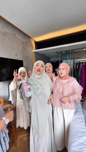 Syatilla Melvin Instagram - Wehh tolong fokus muka @syidamelvin dengan @syifamelvin 🤣🤣🤣🤣🤣🤣🤣🤣🤣🤣🤣🤣🤣🤣🤣
:
Shooting utk @bellaluna_hq 😍🤍