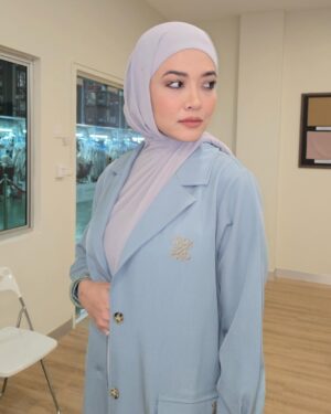 Syatilla Melvin Instagram - Meledakkkk baju dgn tudung hang ni!!! @izaraaishahofficial @izaraworld aku rasa mcm sgt kena dgn pembawakan aku🤣 seksi gila oink oink sumpah!!🤸🏼♂️