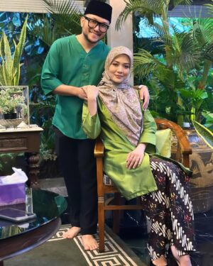 Syatilla Melvin Instagram - Tak habis lagi wei beraya kt melaka🤣 tema pokok tahun ni😂🤪
:
Kebaya tilla dari @nabellabutik 😍❤️
Tudung bawal @ameerazaini @ameerazainiofficial ❤️