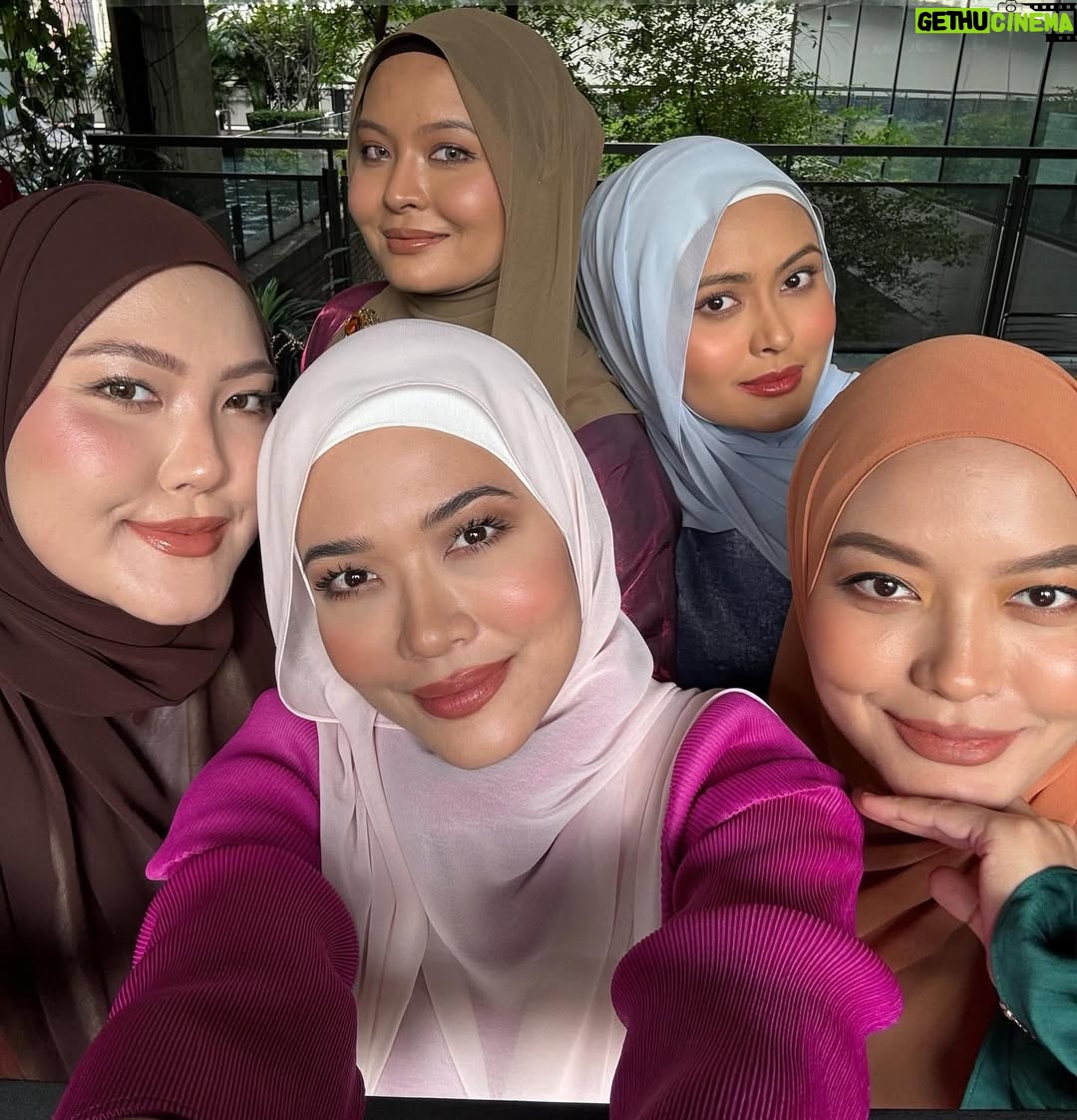 Syatilla Melvin - 15.9K Likes - Harini kami semua TERPAKSA korbankan masa tenaga jadi balaci @syafiqamelvin phtoshoot utk collection shawl chiffon baru dia. Sekupang pun dia xbayaq! Langsung!!!!!!!! Sumpah xdak payment!
:
Tapi tulah, apa guna adikberadik kalau tak menolong dan support sesama sendiri sampai berjaya kaya raya kan?😍
:
@bellaluna_hq 🤍