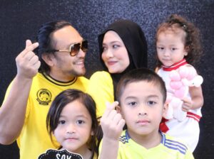 Syatilla Melvin Instagram - Masih belum terlambat kan? Salam 2025 utk semua😍 semoga tahun ni membawa kita lebih dekat kepada sang pemilik nyawa❤️ amin ya rab❤️