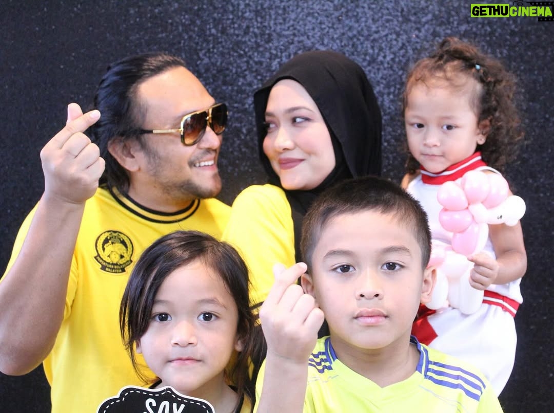 Syatilla Melvin - 22.9K Likes - Masih belum terlambat kan? Salam 2025 utk semua😍 semoga tahun ni membawa kita lebih dekat kepada sang pemilik nyawa❤️ amin ya rab❤️