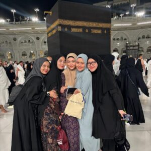 Syatilla Melvin Instagram - Cinta antara kami ber5 luar biasa.. allah maha mengetahui segala.. dan sorang kakak kami lain mak lain ayah disitu😍 moga allah jaga cinta kami sampai syurga insyaallah. Amin kan boleh ke?😍
:
Terima kasih allah atas kesempatan luar biasa ini❤️🕋 @ikhlasdotcom