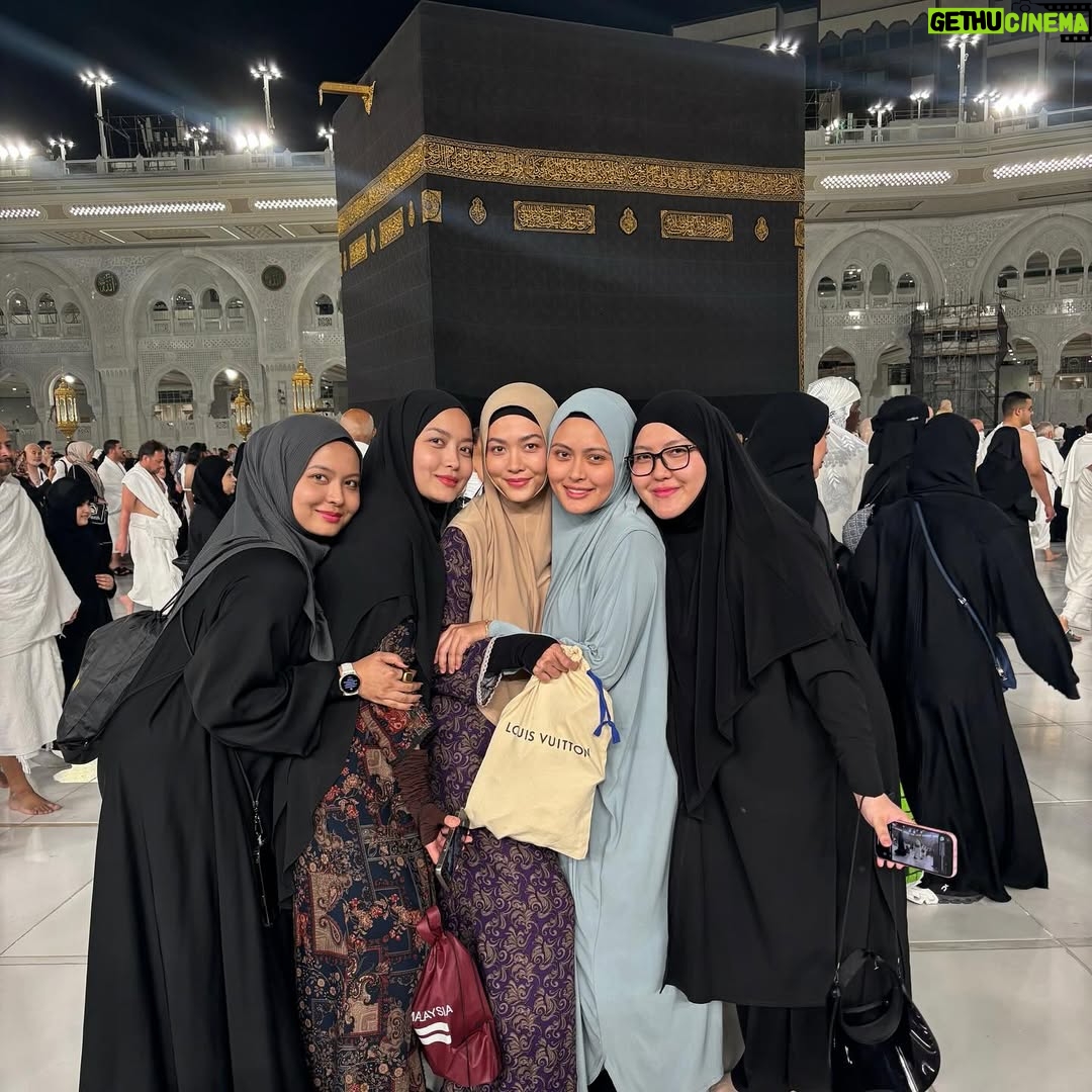 Syatilla Melvin - 63.4K Likes - Cinta antara kami ber5 luar biasa.. allah maha mengetahui segala.. dan sorang kakak kami lain mak lain ayah disitu😍 moga allah jaga cinta kami sampai syurga insyaallah. Amin kan boleh ke?😍
:
Terima kasih allah atas kesempatan luar biasa ini❤️🕋 @ikhlasdotcom