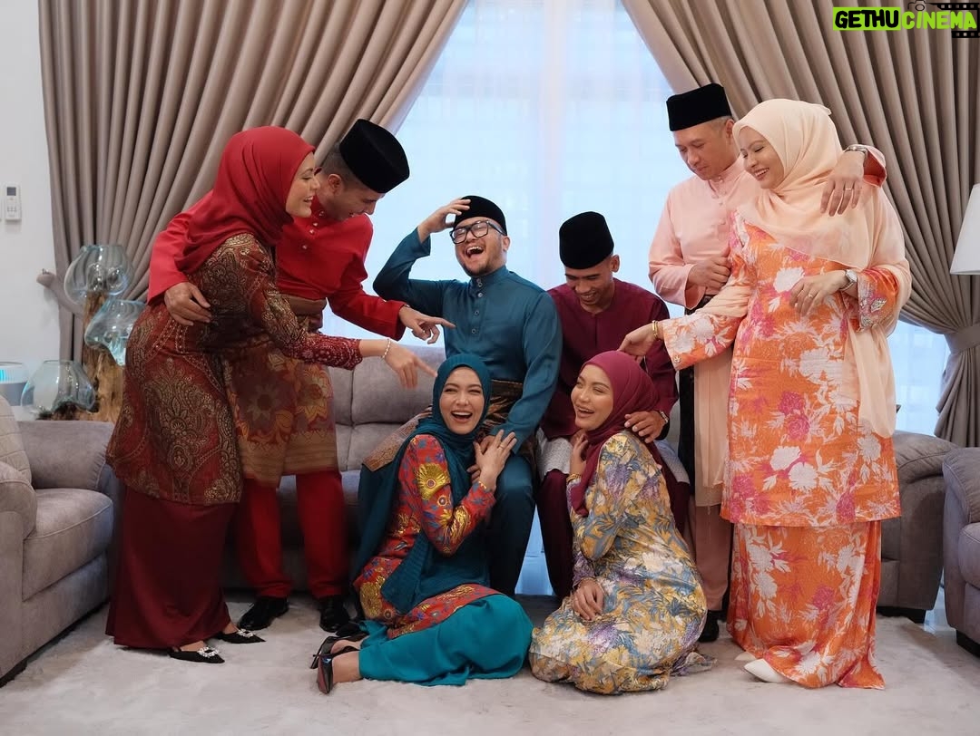 Syatilla Melvin - 44K Likes - Kalau tak bising bukan kami laa🤪 kesian abg photog🤣 
:
@sabrey_ahmed @kedai.kamera.bws thank u sudi mai rumah kami ambik gmbaq family😍 orang parit buntaq buleh cari depaaaaaa
