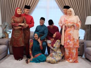 Syatilla Melvin Instagram - Kalau tak bising bukan kami laa🤪 kesian abg photog🤣 
:
@sabrey_ahmed @kedai.kamera.bws thank u sudi mai rumah kami ambik gmbaq family😍 orang parit buntaq buleh cari depaaaaaa
