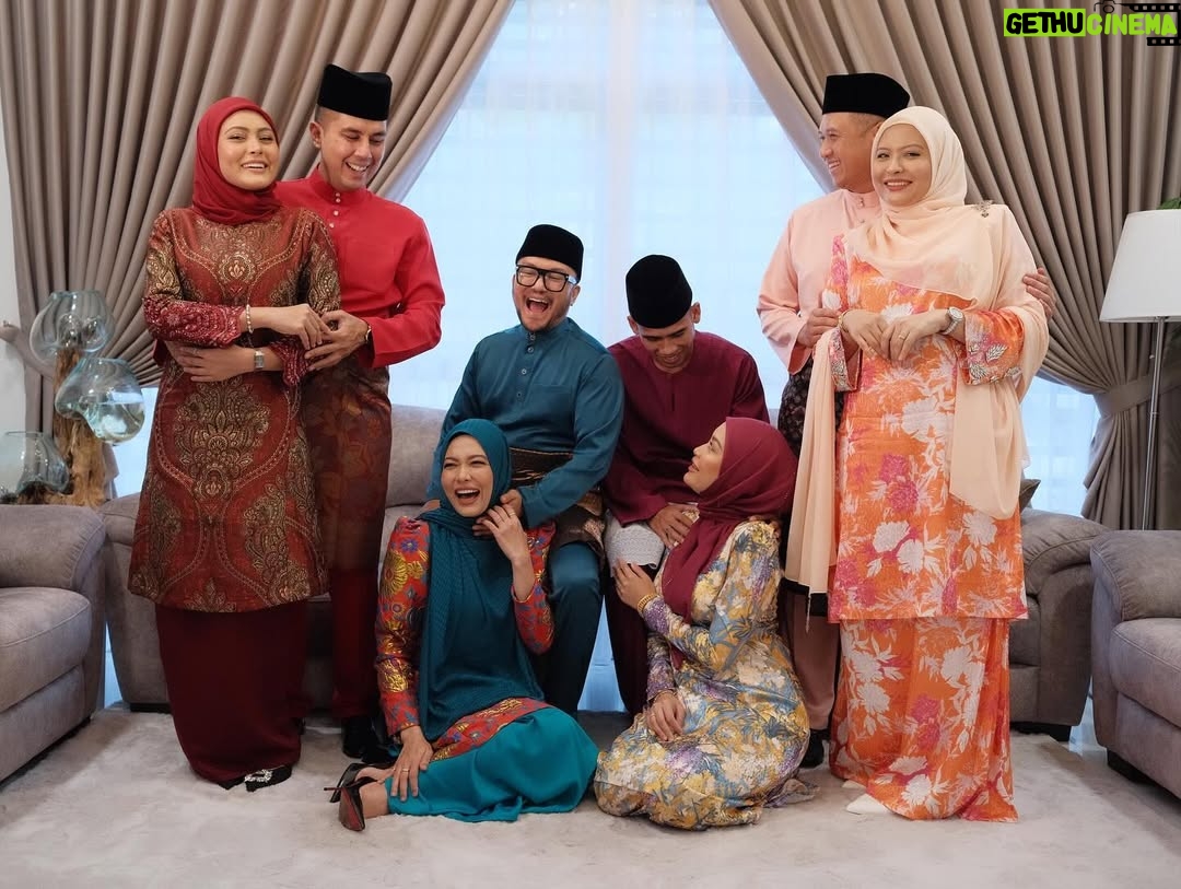 Syatilla Melvin - 44K Likes - Kalau tak bising bukan kami laa🤪 kesian abg photog🤣 
:
@sabrey_ahmed @kedai.kamera.bws thank u sudi mai rumah kami ambik gmbaq family😍 orang parit buntaq buleh cari depaaaaaa