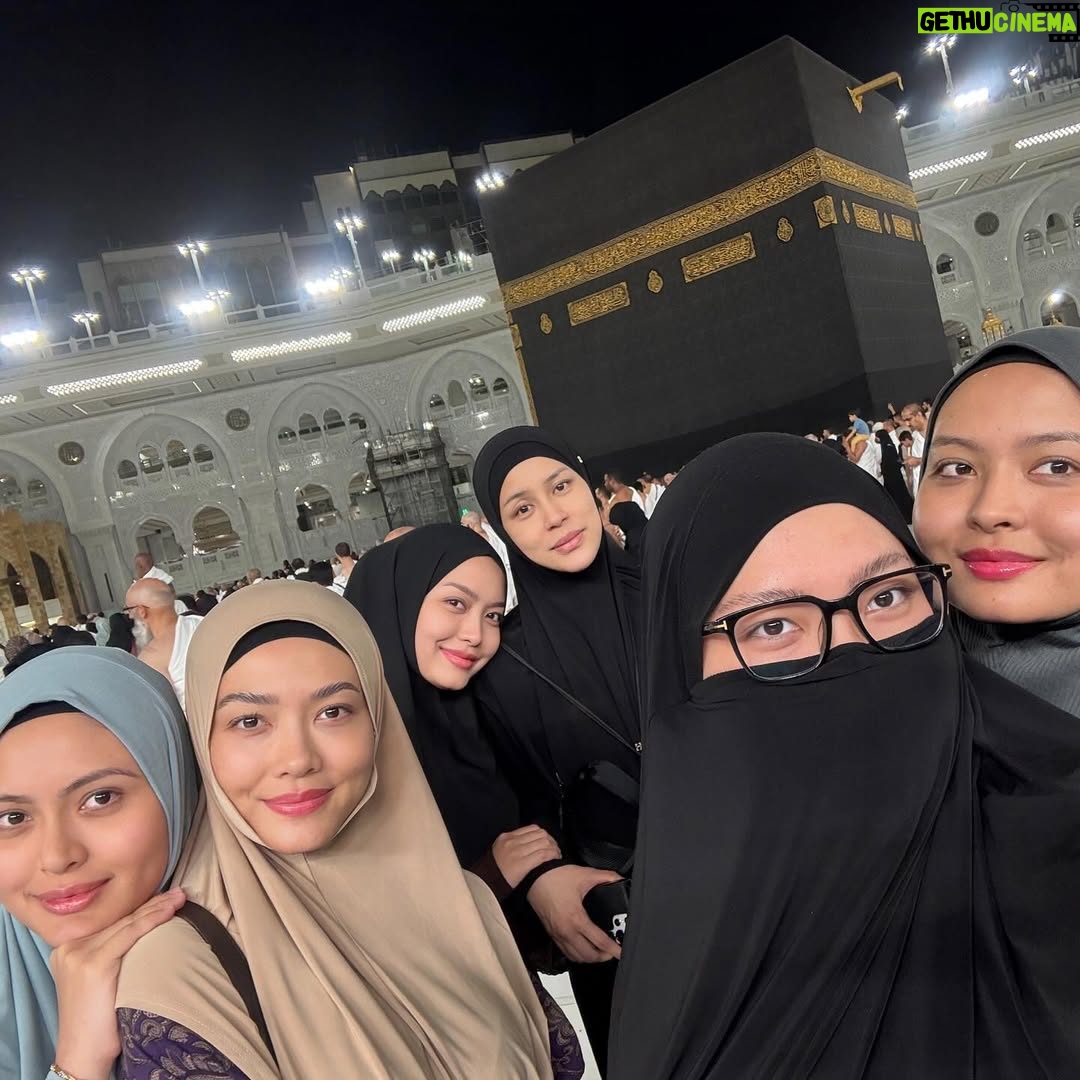 Syatilla Melvin - 63.4K Likes - Cinta antara kami ber5 luar biasa.. allah maha mengetahui segala.. dan sorang kakak kami lain mak lain ayah disitu😍 moga allah jaga cinta kami sampai syurga insyaallah. Amin kan boleh ke?😍
:
Terima kasih allah atas kesempatan luar biasa ini❤️🕋 @ikhlasdotcom