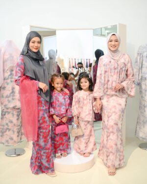 Syatilla Melvin Instagram - Alhamdulillah semalam sempat singgah support @haniszalikha @cakenis preview raya collection dia😍 masalah dia xdak 1pun yg xelok🤣 aku doakan semua sold out hanis! Amin!!!
:
Btw hairul dengan sam semalam pun ada, siap pakai klip rambut, dandan rambut semua. Sapa nak tgok? Comment😂