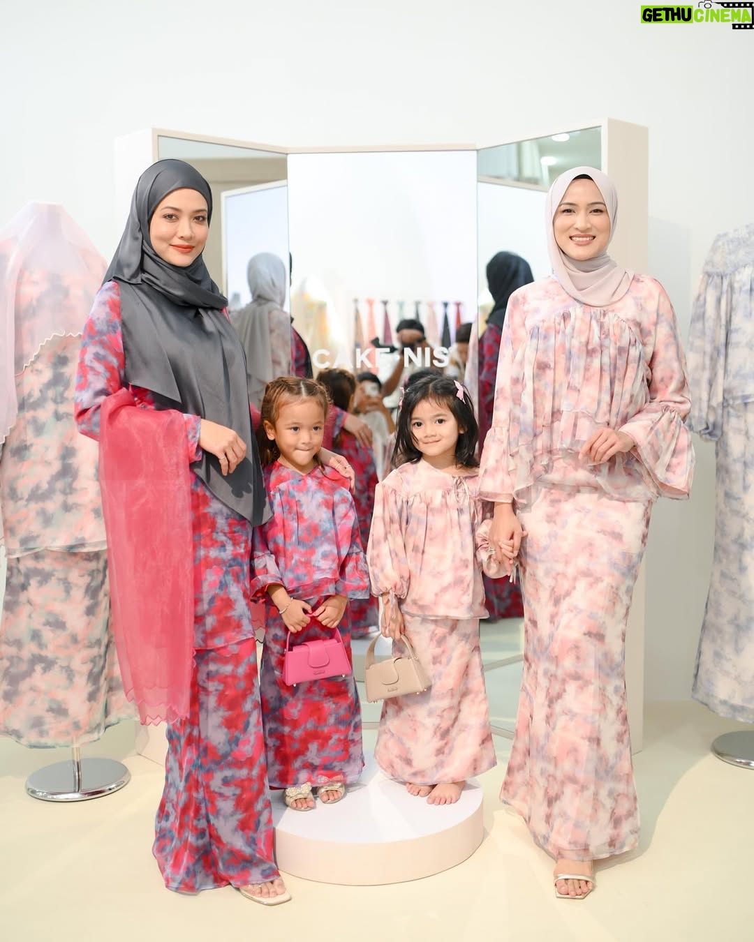 Syatilla Melvin - 28.7K Likes - Alhamdulillah semalam sempat singgah support @haniszalikha @cakenis preview raya collection dia😍 masalah dia xdak 1pun yg xelok🤣 aku doakan semua sold out hanis! Amin!!!
:
Btw hairul dengan sam semalam pun ada, siap pakai klip rambut, dandan rambut semua. Sapa nak tgok? Comment😂