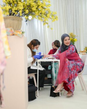 Syatilla Melvin Instagram - Alhamdulillah semalam sempat singgah support @haniszalikha @cakenis preview raya collection dia😍 masalah dia xdak 1pun yg xelok🤣 aku doakan semua sold out hanis! Amin!!!
:
Btw hairul dengan sam semalam pun ada, siap pakai klip rambut, dandan rambut semua. Sapa nak tgok? Comment😂