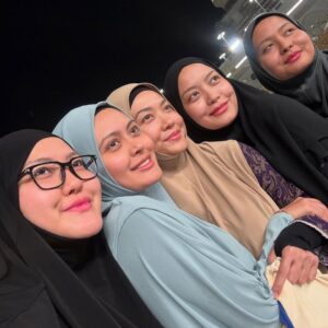 Syatilla Melvin Instagram - Cinta antara kami ber5 luar biasa.. allah maha mengetahui segala.. dan sorang kakak kami lain mak lain ayah disitu😍 moga allah jaga cinta kami sampai syurga insyaallah. Amin kan boleh ke?😍
:
Terima kasih allah atas kesempatan luar biasa ini❤️🕋 @ikhlasdotcom