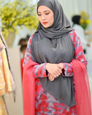 Syatilla Melvin Instagram - Alhamdulillah semalam sempat singgah support @haniszalikha @cakenis preview raya collection dia😍 masalah dia xdak 1pun yg xelok🤣 aku doakan semua sold out hanis! Amin!!!
:
Btw hairul dengan sam semalam pun ada, siap pakai klip rambut, dandan rambut semua. Sapa nak tgok? Comment😂