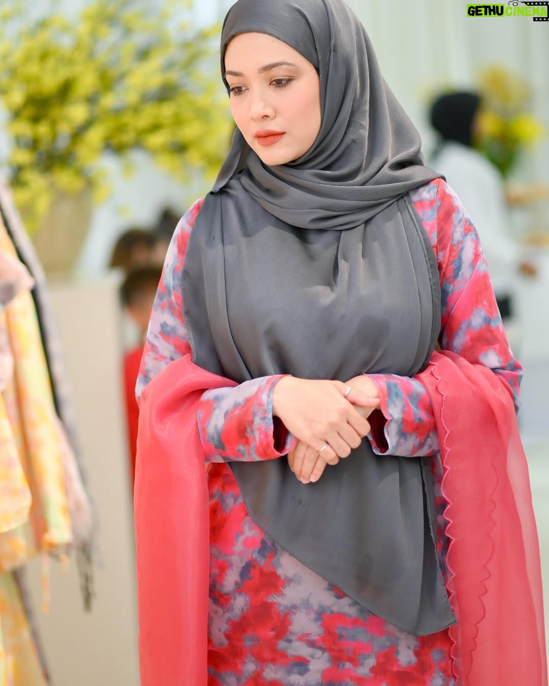 Syatilla Melvin - 28.7K Likes - Alhamdulillah semalam sempat singgah support @haniszalikha @cakenis preview raya collection dia😍 masalah dia xdak 1pun yg xelok🤣 aku doakan semua sold out hanis! Amin!!!
:
Btw hairul dengan sam semalam pun ada, siap pakai klip rambut, dandan rambut semua. Sapa nak tgok? Comment😂