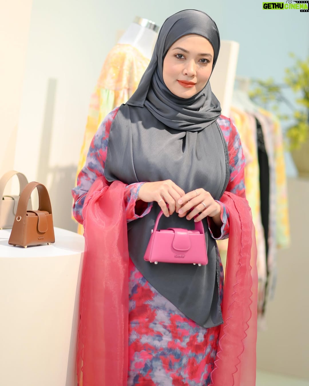 Syatilla Melvin - 28.7K Likes - Alhamdulillah semalam sempat singgah support @haniszalikha @cakenis preview raya collection dia😍 masalah dia xdak 1pun yg xelok🤣 aku doakan semua sold out hanis! Amin!!!
:
Btw hairul dengan sam semalam pun ada, siap pakai klip rambut, dandan rambut semua. Sapa nak tgok? Comment😂