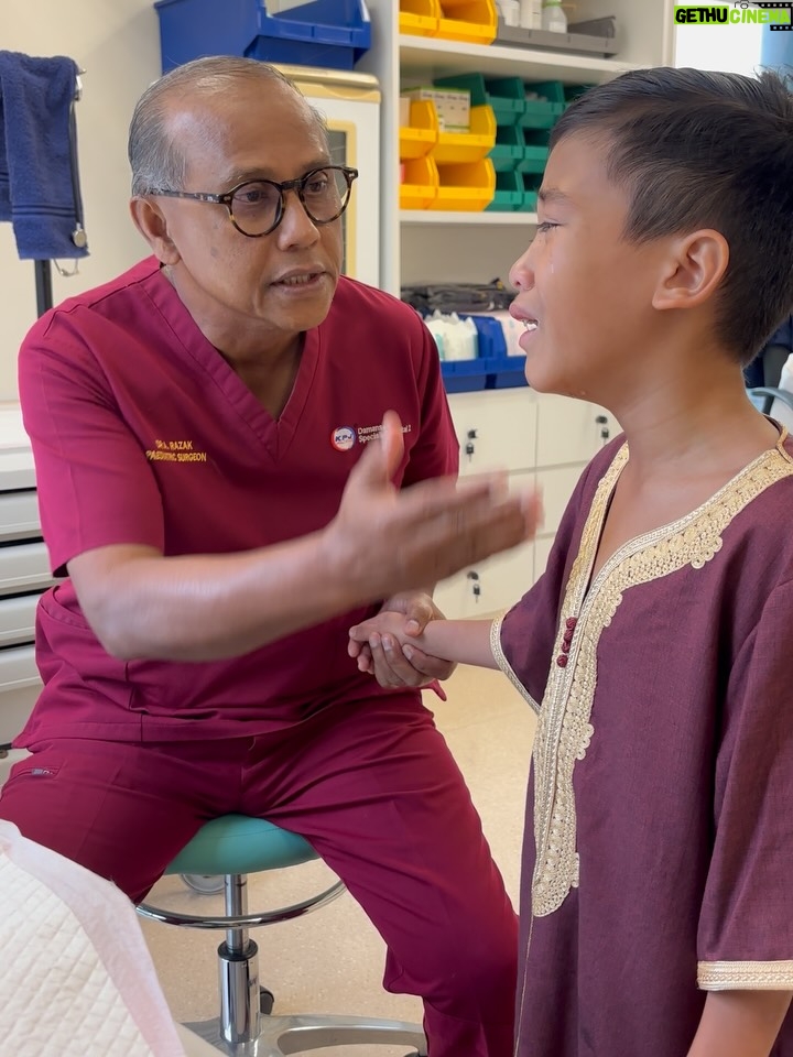 Syatilla Melvin - 18.9K Likes - SYERIV DAH SUNAT!!!!!! Alhamdulillah lega dah mak hang🤣 Bubu prank kata nk mai cuci ja😂 dh hbs baru tanya, i dah potong ke bubu?🤣tak biaq kt hang la syeriv oi
:
Dr.Razak Mohammed, terima kasih sebab terlalu gentle dan baik dengan anak saya🥹 moga allah selalu mudahkan urusan doc dunia akhirat insyaallah, amin❤️
:
Dia menangis sebab xnak jadi yg 1st antara kawan2 baik dia Aali and Eesa🤣