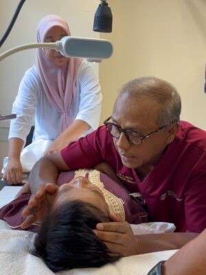 Syatilla Melvin Instagram - SYERIV DAH SUNAT!!!!!! Alhamdulillah lega dah mak hang🤣 Bubu prank kata nk mai cuci ja😂 dh hbs baru tanya, i dah potong ke bubu?🤣tak biaq kt hang la syeriv oi
:
Dr.Razak Mohammed, terima kasih sebab terlalu gentle dan baik dengan anak saya🥹 moga allah selalu mudahkan urusan doc dunia akhirat insyaallah, amin❤️
:
Dia menangis sebab xnak jadi yg 1st antara kawan2 baik dia Aali and Eesa🤣