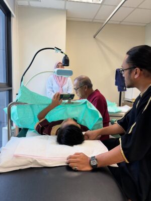 Syatilla Melvin Instagram - SYERIV DAH SUNAT!!!!!! Alhamdulillah lega dah mak hang🤣 Bubu prank kata nk mai cuci ja😂 dh hbs baru tanya, i dah potong ke bubu?🤣tak biaq kt hang la syeriv oi
:
Dr.Razak Mohammed, terima kasih sebab terlalu gentle dan baik dengan anak saya🥹 moga allah selalu mudahkan urusan doc dunia akhirat insyaallah, amin❤️
:
Dia menangis sebab xnak jadi yg 1st antara kawan2 baik dia Aali and Eesa🤣