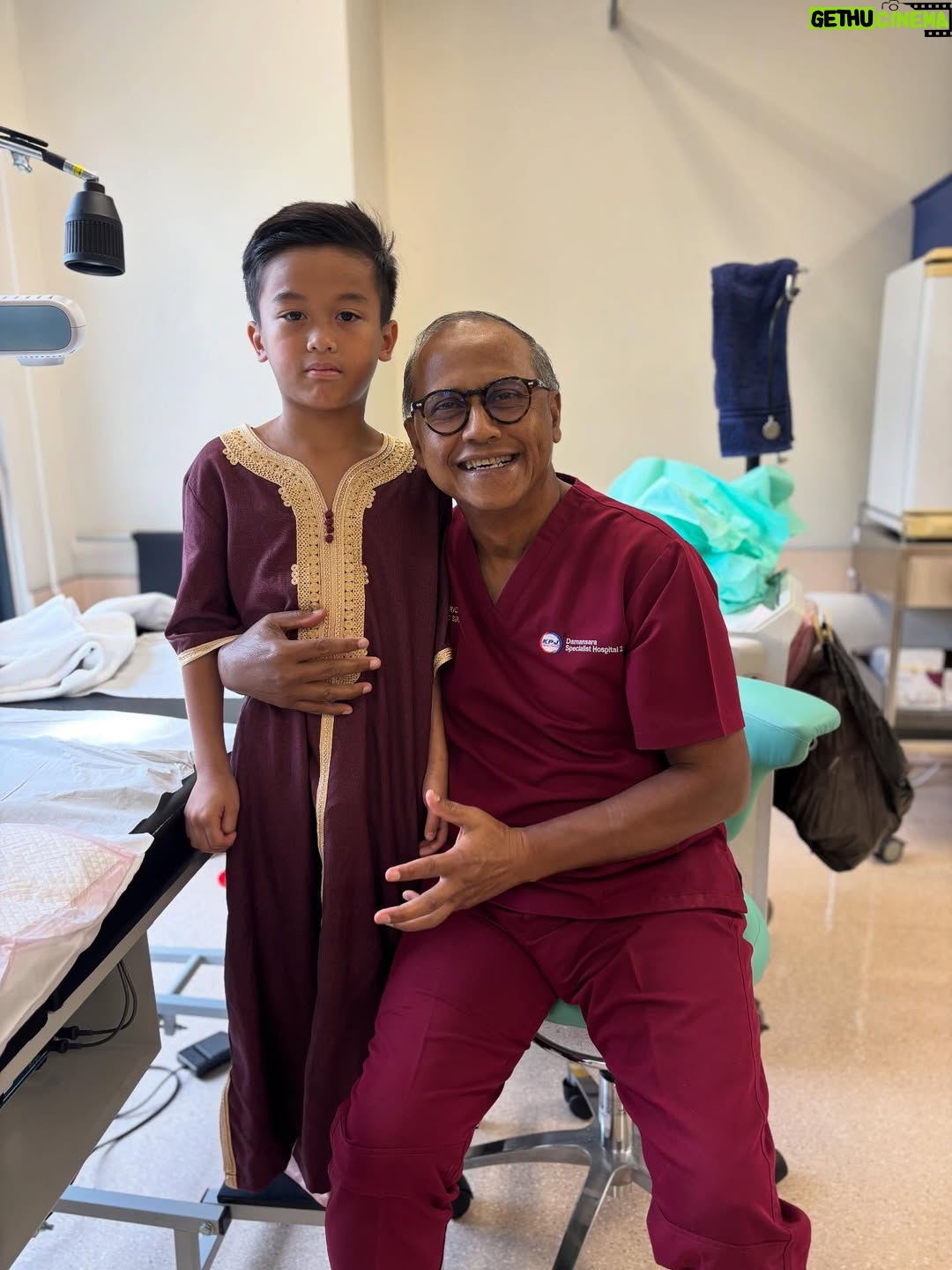 Syatilla Melvin - 18.9K Likes - SYERIV DAH SUNAT!!!!!! Alhamdulillah lega dah mak hang🤣 Bubu prank kata nk mai cuci ja😂 dh hbs baru tanya, i dah potong ke bubu?🤣tak biaq kt hang la syeriv oi
:
Dr.Razak Mohammed, terima kasih sebab terlalu gentle dan baik dengan anak saya🥹 moga allah selalu mudahkan urusan doc dunia akhirat insyaallah, amin❤️
:
Dia menangis sebab xnak jadi yg 1st antara kawan2 baik dia Aali and Eesa🤣